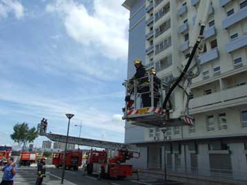 Πανικός στην Πανεπιστημιάδα από φωτιά που ξέσπασε σε κτίριο του Χωριού