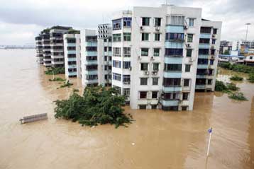 Θύματα και εκτεταμένες καταστροφές άφησαν οι πλημμύρες σε Κίνα και Βιετνάμ