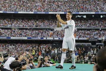 Ο Κ. Ρονάλντο έσπασε το ρεκόρ του Μαραντόνα και… έσβησε τον Κακά στην παρουσίασή του