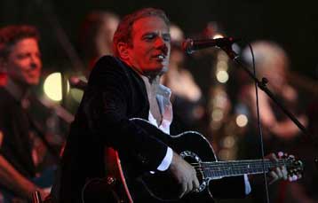 Στο Θέατρο Πέτρας ο Μάικλ Μπόλτον, λίγο πριν τη συναυλία Σαντάνα στο ΟΑΚΑ