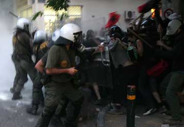 Επεισόδια στη διάρκεια πορείας κατά των «επιχειρήσεων-σκούπα» στην Αθήνα