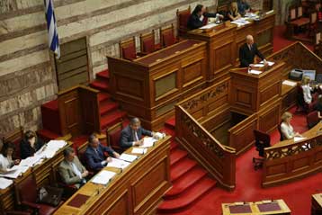 Υψηλοί τόνοι στη Βουλή στη συζήτηση για τα εισπρακτικά μέτρα της κυβέρνησης