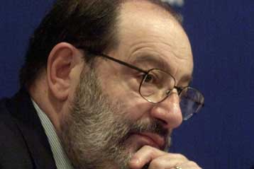 Οι Ιταλοί είναι το πρόβλημα και όχι ο Μπερλουσκόνι, υποστηρίζει ο Ουμπέρτο Έκο