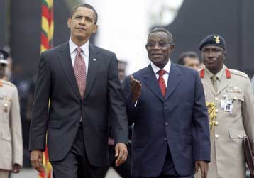 Στην Γκάνα ο Μπαράκ Ομπάμα με μηνύματα για διαφάνεια και συνεργασία