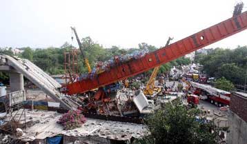 Πέντε νεκροί στο Δελχί από την κατάρρευση σιδηροδρομικής γέφυρας