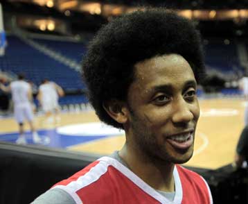 Μένει δεν πάει… αλλού ο Τζος Τσίλντρες