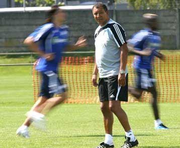 Δεξί μπακ ζήτησε ο Τεν Κάτε από τον Αντωνίου