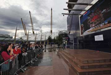 Φόρο τιμής στον Μ.Τζάκσον στην Ο2 Αρένα του Λονδίνου από εκατοντάδες θαυμαστές