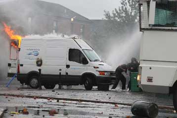 Επεισόδια μεταξύ αστυνομικών και διαδηλωτών στο Μπέλφαστ