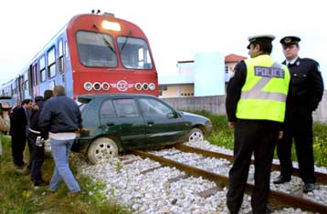 Τρεις νεκροί σε δύο συγκρούσεις ΙΧ με τρένα σε φυλασσόμενες διαβάσεις
