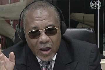 «Φήμες» λέει ο Τσαρλς Τέιλορ για τα εγκλήματα πολέμου στη Σιέρα Λεόνε