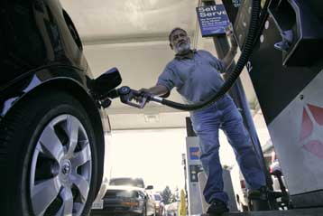 Τη χονδρική δείχνουν οι βενζινοπώλες για τις υψηλές τιμές των καυσίμων