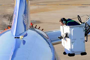 Αναγκαστική προσγείωση αεροπλάνου στις ΗΠΑ λόγω τρύπας στην καμπίνα επιβατών