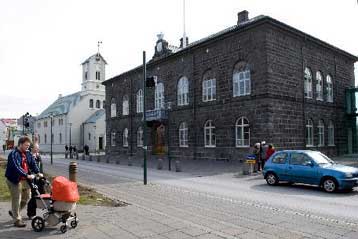 Η Ισλανδία χτυπά την πόρτα των «27» με οριακή κοινοβουλευτική στήριξη