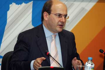 Διαμάχη κυβέρνησης και ΠΑΣΟΚ στη Βουλή για την ακρίβεια