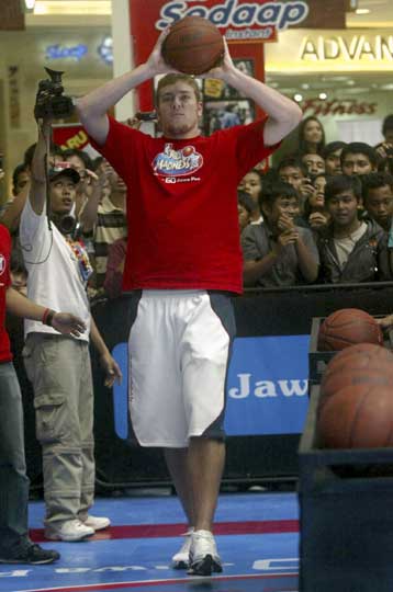 Συζητάει με τον Ρόμπινσον, όχι όμως με τον Λι