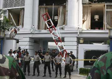 Διπλή βομβιστική επίθεση σε ξενοδοχεία στην Τζακάρτα