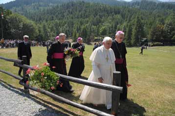 Στο νοσοκομείο εισήχθη ο Πάπας Βενέδικτος μετά από μικρό τραυματισμό