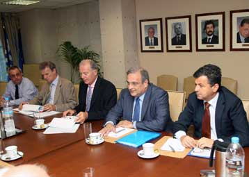 Κυβερνητικές πιέσεις προς τις τράπεζες για μείωση των επιτοκίων χορηγήσεων