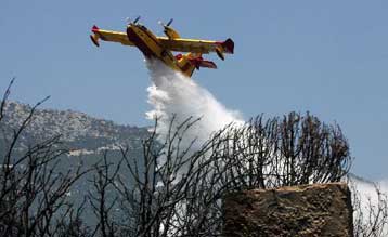 Υπό έλεγχο φωτιά σε δασική έκταση στην περιοχή Αγιος Πέτρος Πεντέλης