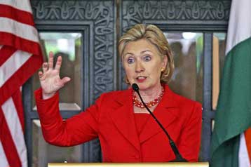 Στη Βομβάη η Χίλαρι Κλίντον καλώντας τον κόσμο να εξουδετερώσει την τρομοκρατία
