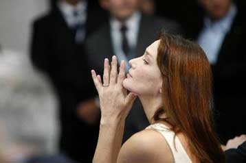 Η Κάρλα Μπρούνι τραγουδά για τα γενέθλια του Νέλσον Μαντέλα στη Νέα Υόρκη