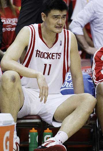 Θα κάνει επέμβαση ο Γιάο Μινγκ, χάνει όλη τη νέα σεζόν