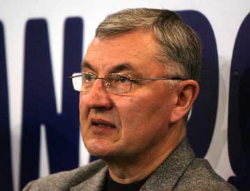 Ερωτηματικά από Καζλάουσκας και κλήσεις σε Παπαμακάριο, Γεωργαλή