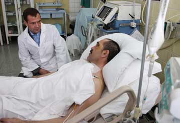 Τον τραυματισμένο πρόεδρο της Ινγκουσετίας επισκέφθηκε ο Μεντβέντεφ