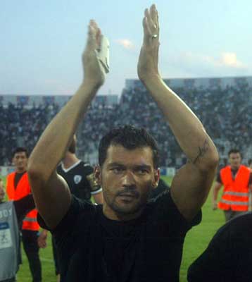 Κονσεϊσάο, Χαλκιάς και Κοντρέρας με το περιβραχιόνιο του ΠΑΟΚ