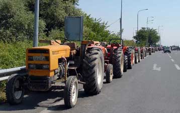 Αποσύρθηκαν από τα μπλόκα οι παραγωγοί Ημαθίας, παραμένουν στην Πέλλα