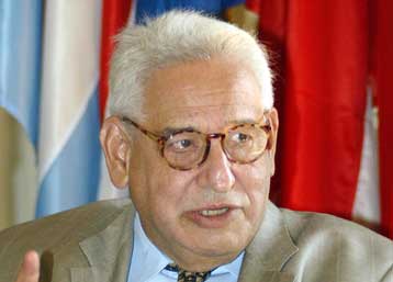 Κόντρα κυβέρνησης-ΠΑΣΟΚ με αφορμή την τοποθέτηση Τσάτσου για τον Πρόεδρο