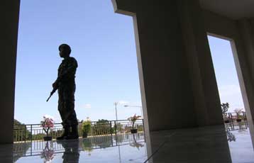 Ινδονησιακό κανάλι «φωτογραφίζει» έναν από τους δράστες της επίθεσης στην Τζακάρτα