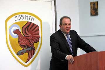 Στη βάση πυροσβεστικών αεροσκαφών στην Ελευσίνα ο πρωθυπουργός