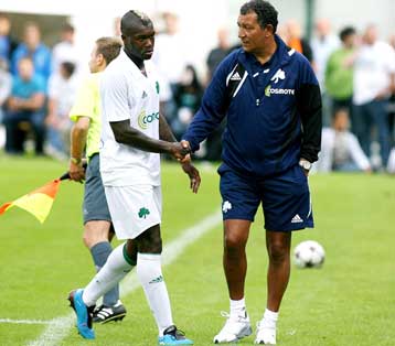 Ο Τεν Κάτε χαρούμενος για το πρώτο γκολ του Σισέ