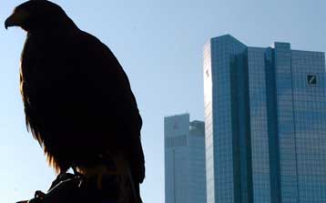 Στελέχη και μετόχους της φέρεται να παρακολουθούσε η Deutsche Bank