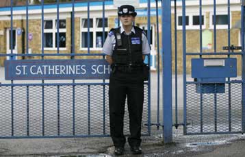 Το «περιβάλλον» και όχι η αξία ανοίγει επαγγελματικές πόρτες και στη Βρετανία