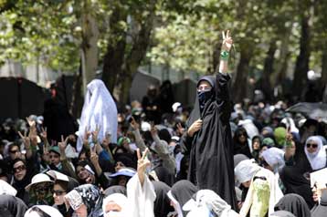 Σε νέες συλλήψεις διαδηλωτών προχώρησε η αστυνομία της Τεχεράνης