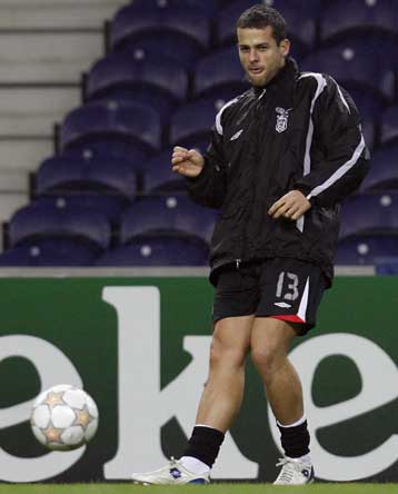 Στο προσκήνιο Μπομπό και αριστερό χαφ για τον Ολυμπιακό