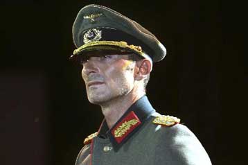 Σάλος από τη δημόσια εμφάνιση δημάρχου της Ρουμανίας με ναζιστική στολή