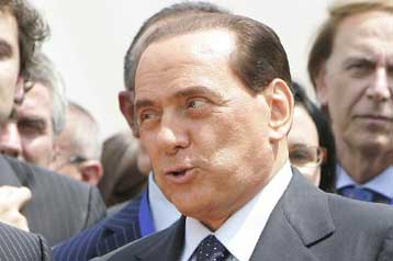 «Δεν είμαι άγιος» λέει ο Μπερλουσκόνι, απτόητος από τα ροζ σκάνδαλα