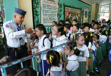 Η καθημερινότητα αλλάζει από τα διεθνή μέτρα κατά της νέας γρίπης