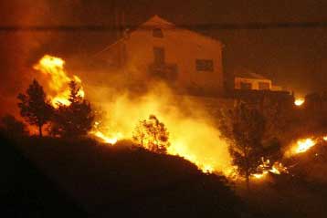 Στάχτη δεκάδες σπίτια στα περίχωρα της Μασσαλίας λόγω μεγάλης πυρκαγιάς