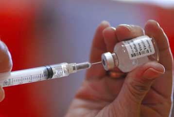 «Όχι» στον πανικό για τη γρίπη λένε οι γιατροί, ενώ η πολιτική κόντρα συνεχίζεται