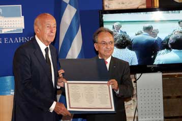 Τον Βαλερί Ζισκάρ Ντ Εστέν βράβευσε η Βουλή των Ελλήνων