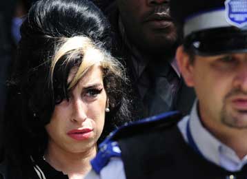 Αθώα για την επίθεση σε χορεύτρια κρίθηκε η Έιμι Γουαϊνχάουζ