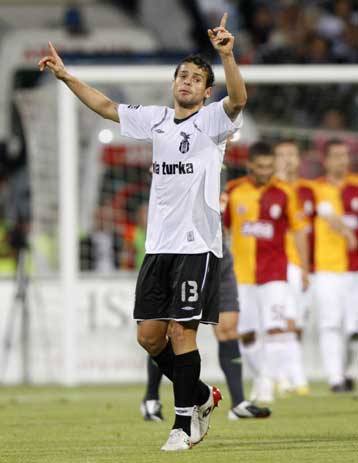 Ο Μπομπό έχει γίνει «οπαδός» του Ολυμπιακού, αλλά οι Τούρκοι δεν κάμπτονται