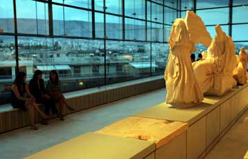 Αντιδρά στο «κόψιμο» σκηνών από το φιλμάκι του ο Κώστας Γαβράς