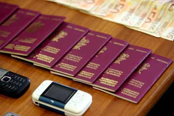 Κύκλωμα διακίνησης παράνομων μεταναστών στο εξωτερικό εξάρθρωσαν οι Αρχές