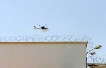 Πτήση με ελικόπτερο (της ΕΛ.ΑΣ.) πάνω από τις φυλακές Κορυδαλλού